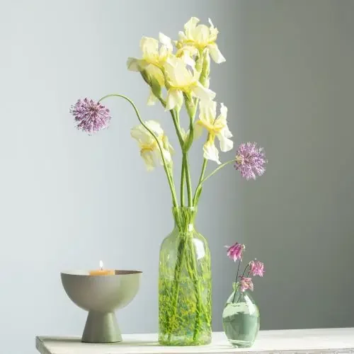 Jarrón decorativo de cristal con flores, diseño amarillo y verde, diámetro 10 cm, altura 25 cm.